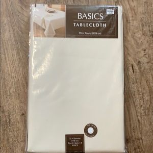 Basics Tablecloth 70 inch round